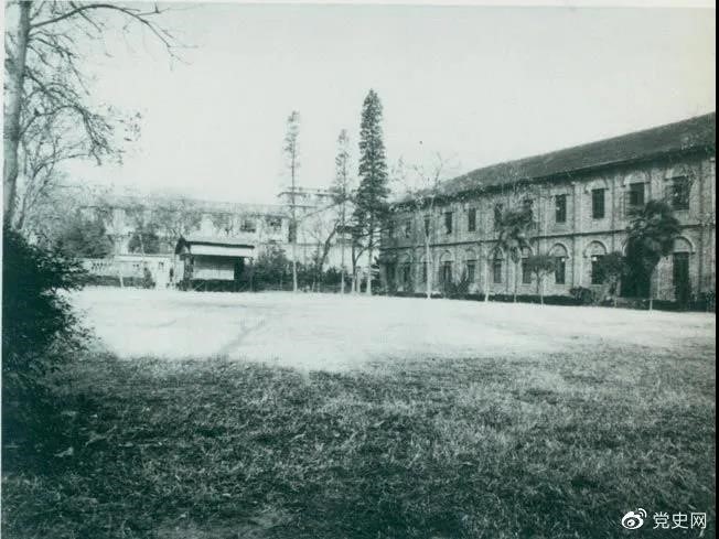 　　1927年3月18日，毛澤東出席在武昌舉行的河南武裝農(nóng)民代表大會(huì)，并作湖南農(nóng)運(yùn)狀況報(bào)告。圖為大會(huì)會(huì)場(chǎng)——武昌農(nóng)講所大操場(chǎng)。