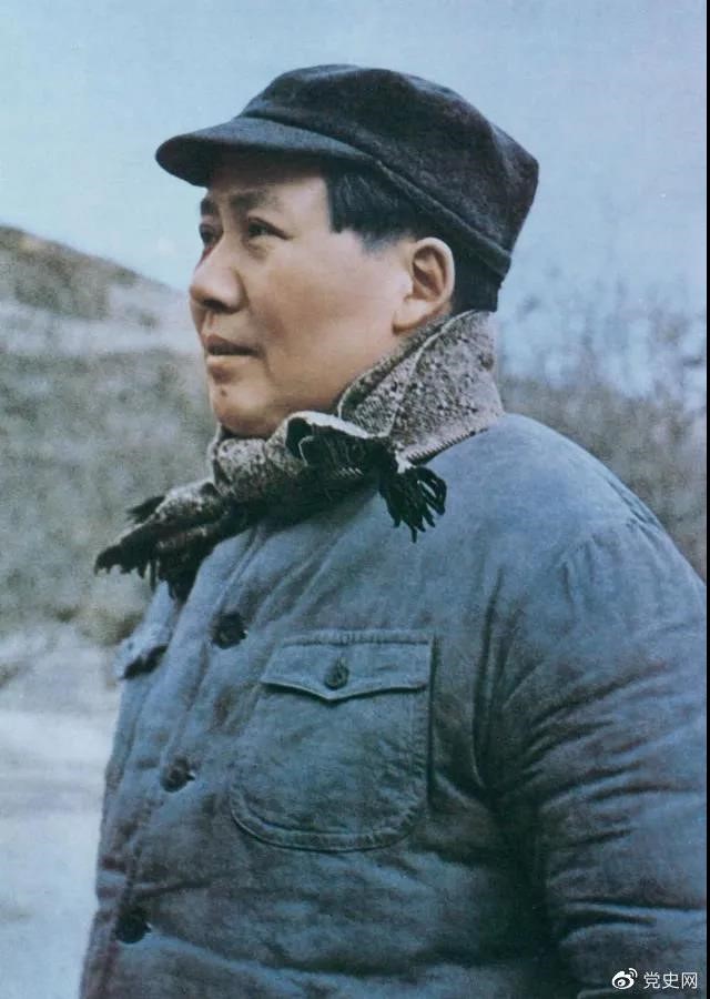 　　1947年3月18日，中共中央機(jī)關(guān)主動(dòng)撤離延安。毛澤東和周恩來(lái)、任弼時(shí)等繼續(xù)留在陜北，指揮全國(guó)人民解放戰(zhàn)爭(zhēng)。這是轉(zhuǎn)戰(zhàn)陜北前夕的毛澤東。